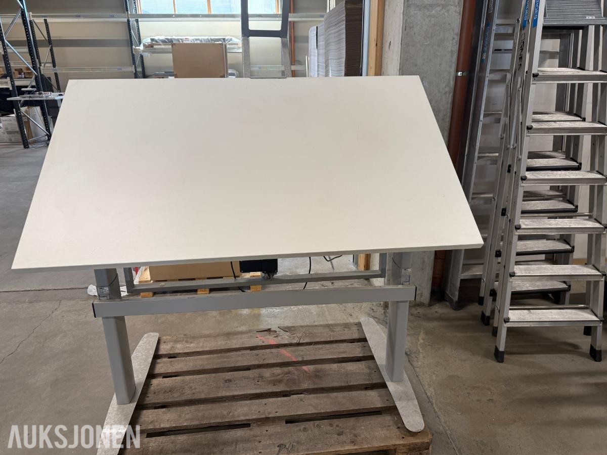 Elektrisk justerbart tegnebord