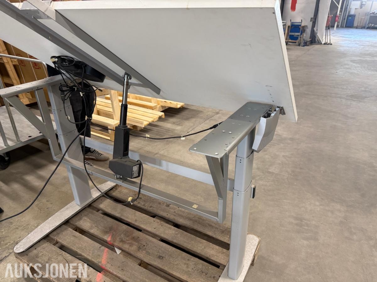 Elektrisk justerbart tegnebord