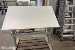 Elektrisk justerbart  tegnebord
