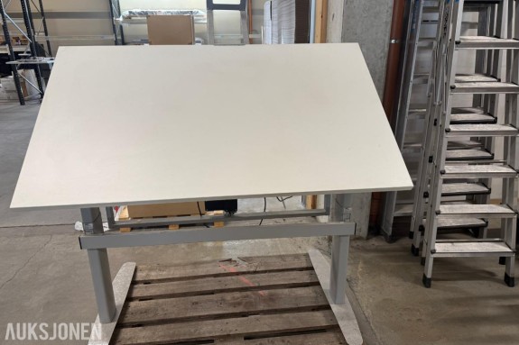 Elektrisk justerbart tegnebord