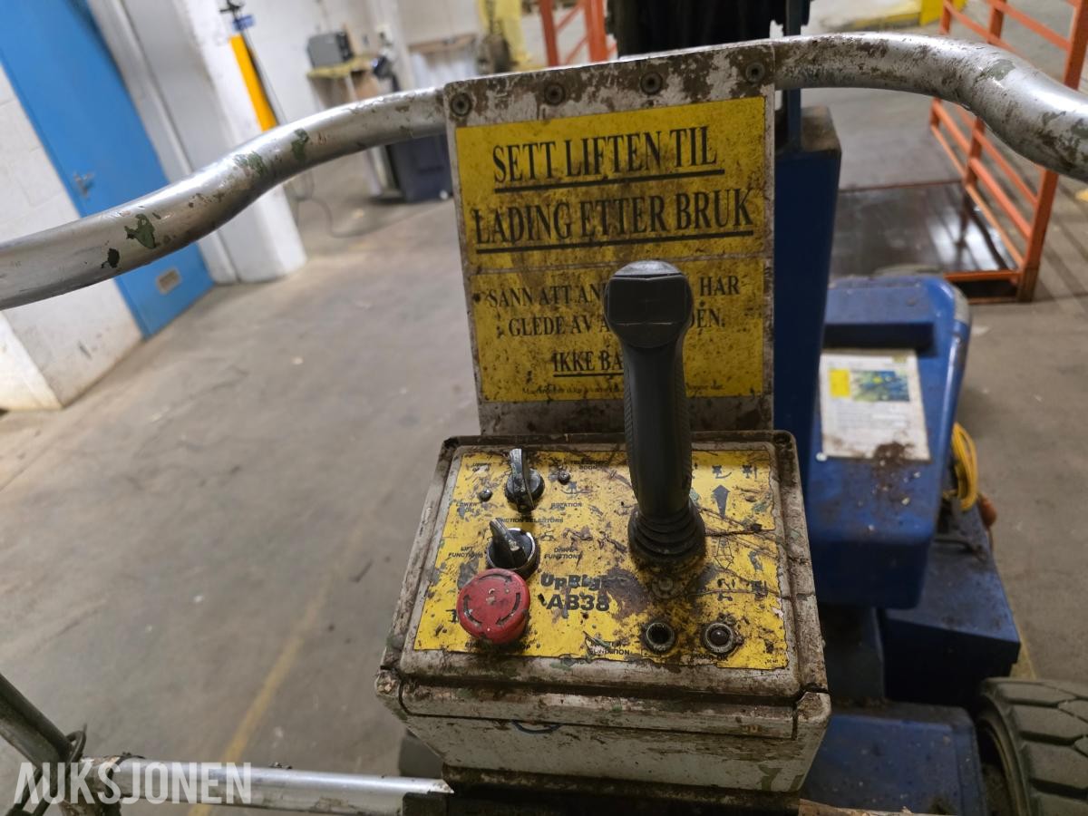 1998 UpRight AB38 bomlift – 11,5 m plattformhøyde – rep.objekt
