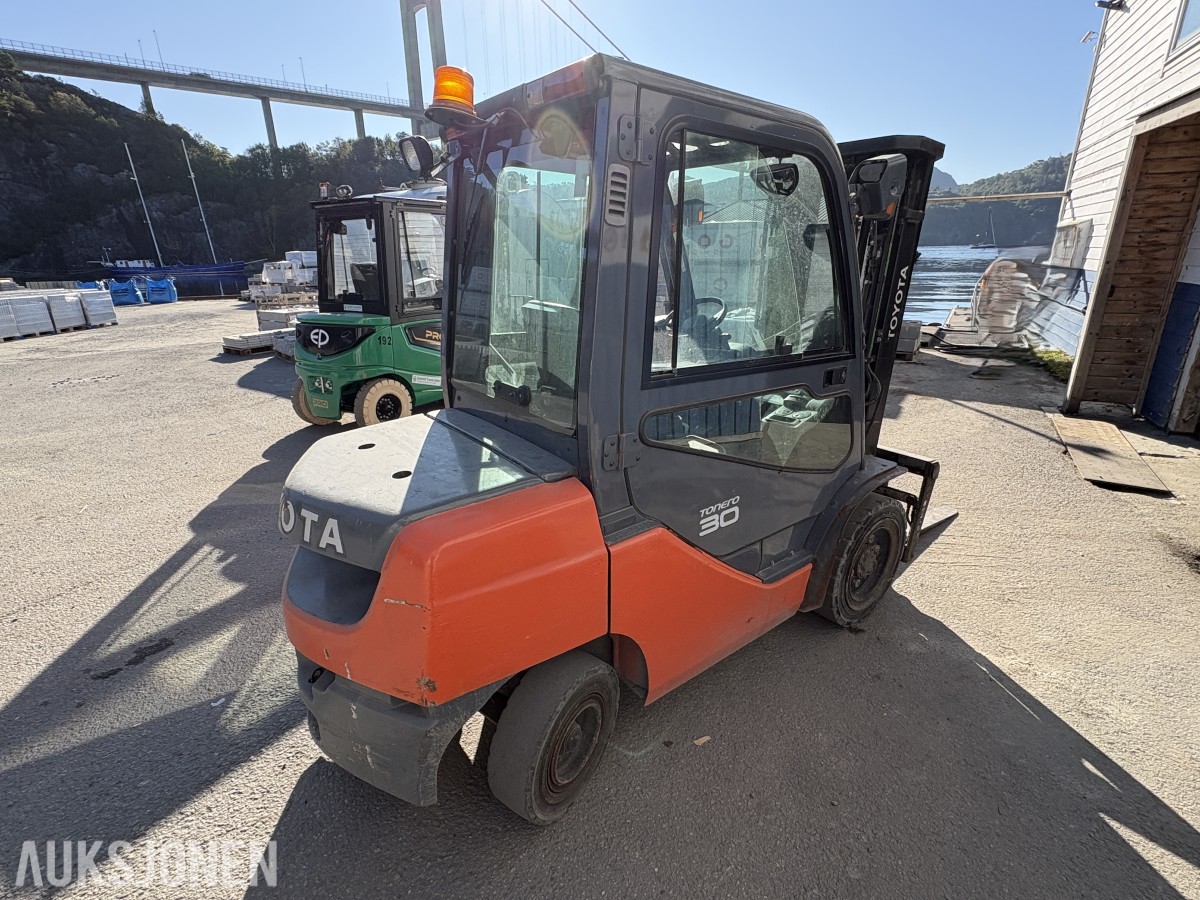 2016 Toyota Tonero 30 Gaffeltruck, 3 000 kg løftekapasitet, sideforskyver
