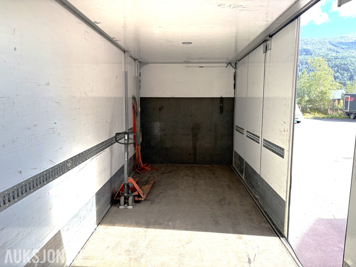 2023 Mercedes-Benz Actros 1833 skapbil/distribusjonsbil, 18 paller - EU godkjent til 09.02.2027