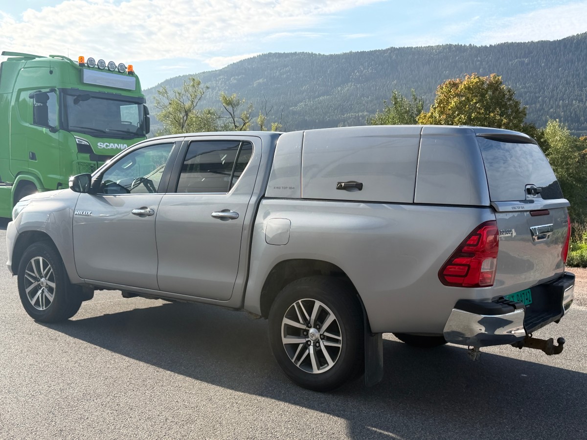2017 Toyota HiLux 2,4 150 HK 4WD AUT 4-DØRS HENGERFESTE HARDTOP SKINN CRUISE KAMERA 
