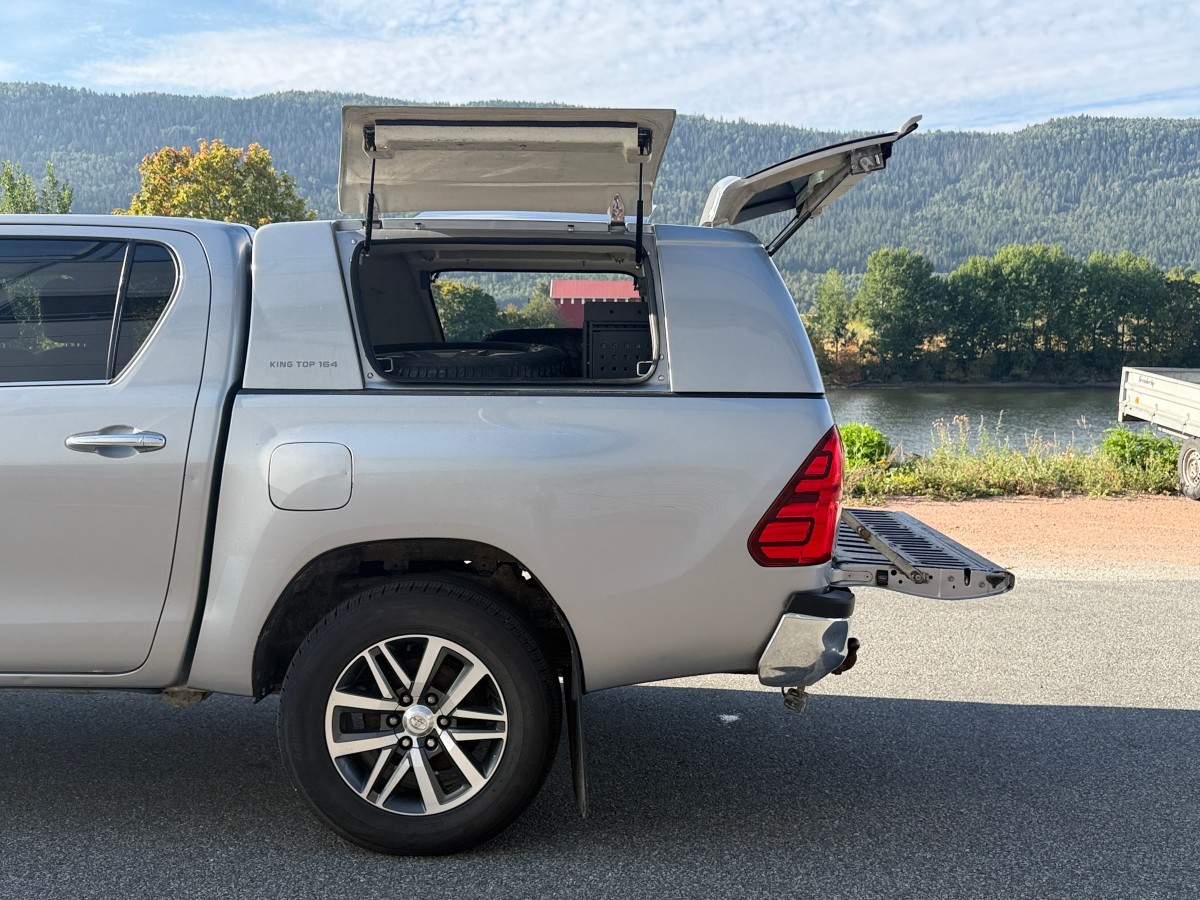 2017 Toyota HiLux 2,4 150 HK 4WD AUT 4-DØRS HENGERFESTE HARDTOP SKINN CRUISE KAMERA 