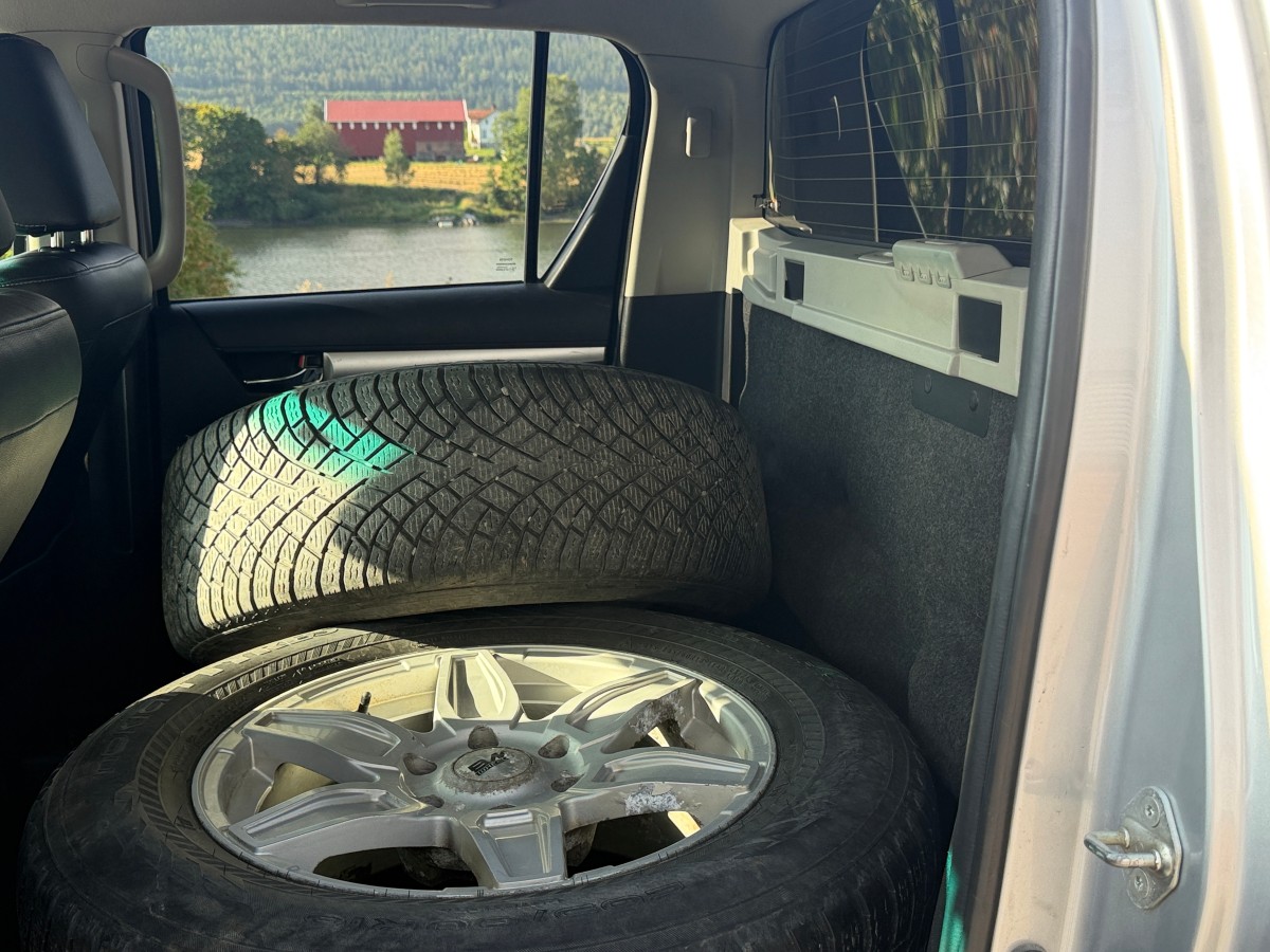 2017 Toyota HiLux 2,4 150 HK 4WD AUT 4-DØRS HENGERFESTE HARDTOP SKINN CRUISE KAMERA 
