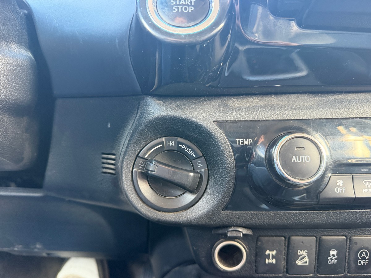 2017 Toyota HiLux 2,4 150 HK 4WD AUT 4-DØRS HENGERFESTE HARDTOP SKINN CRUISE KAMERA 