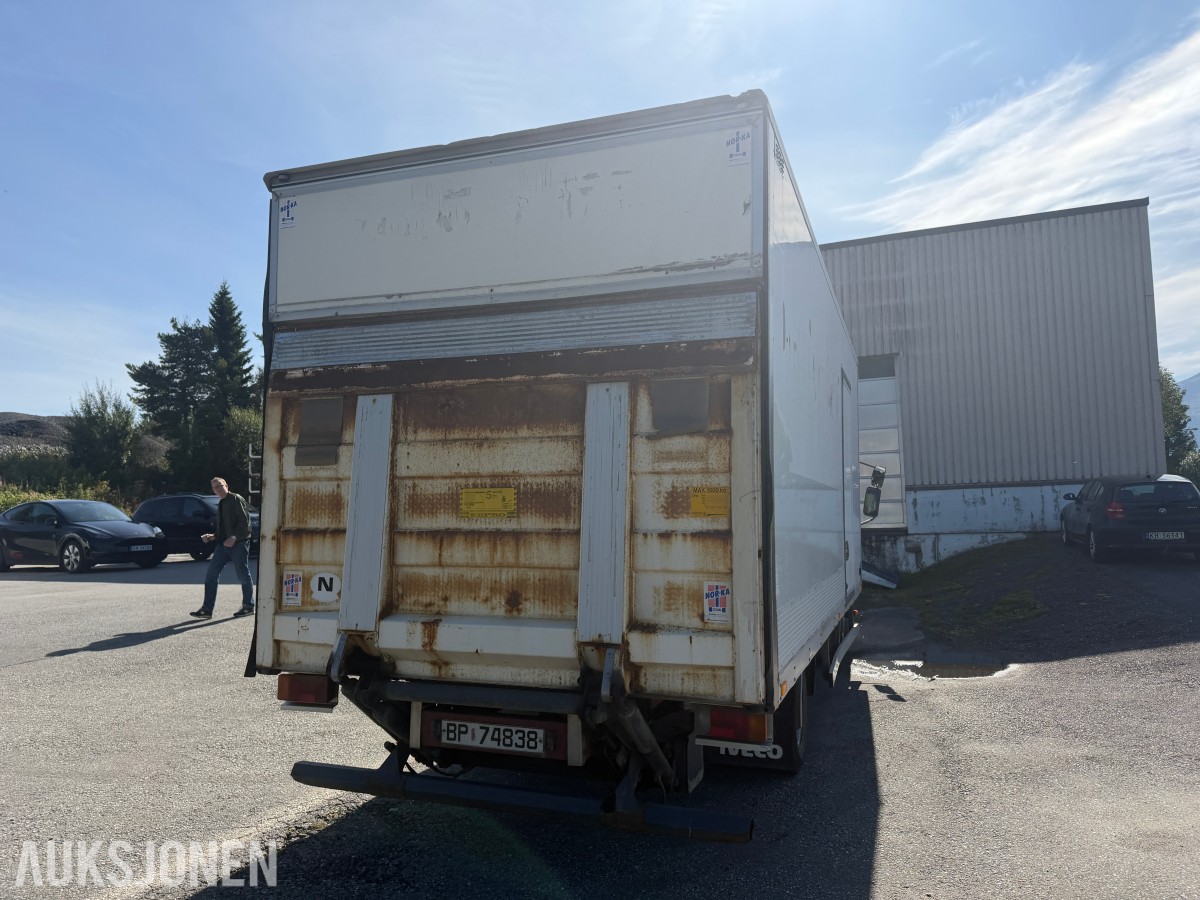 2002 Iveco Eurocargo Skapbil med Bakløfter