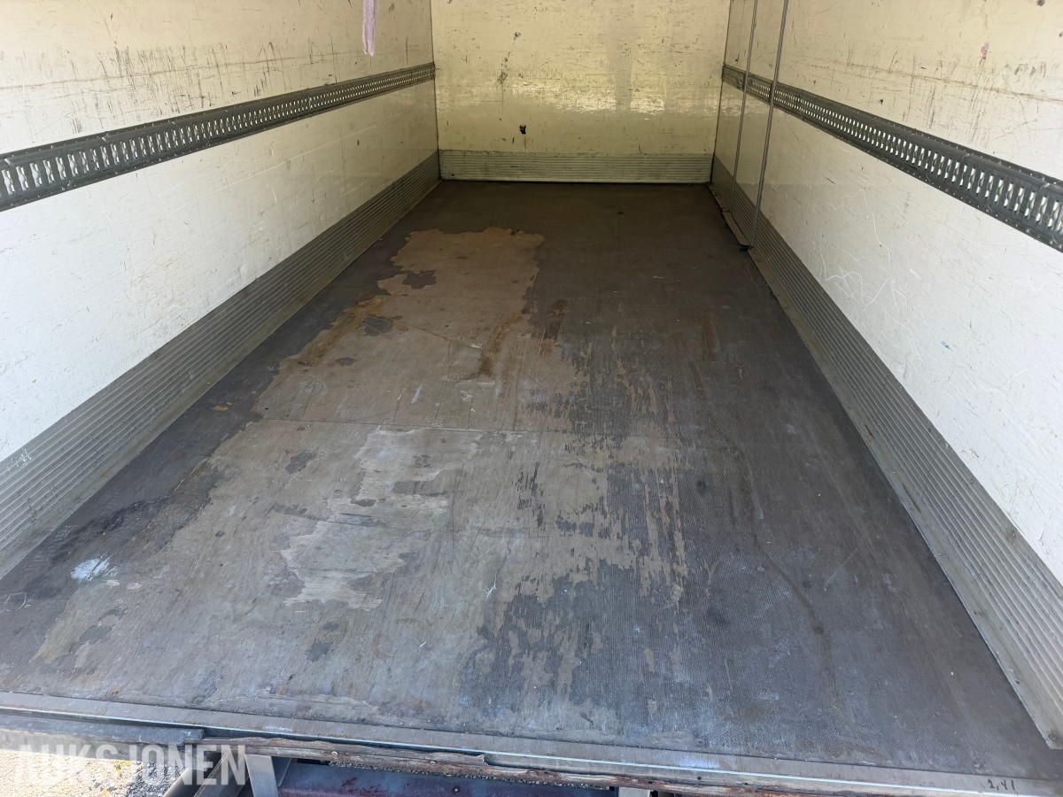 2002 Iveco Eurocargo Skapbil med Bakløfter