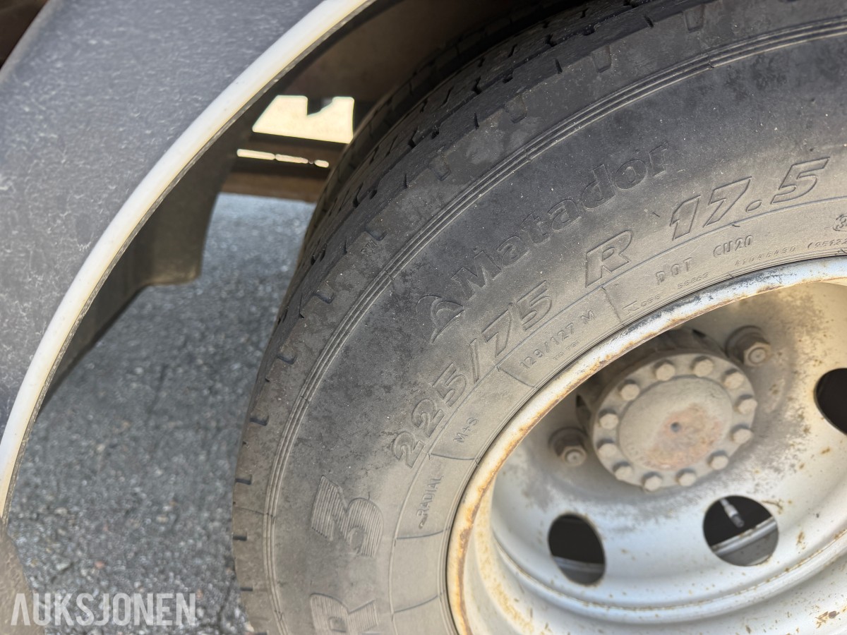 2002 Iveco Eurocargo Skapbil med Bakløfter