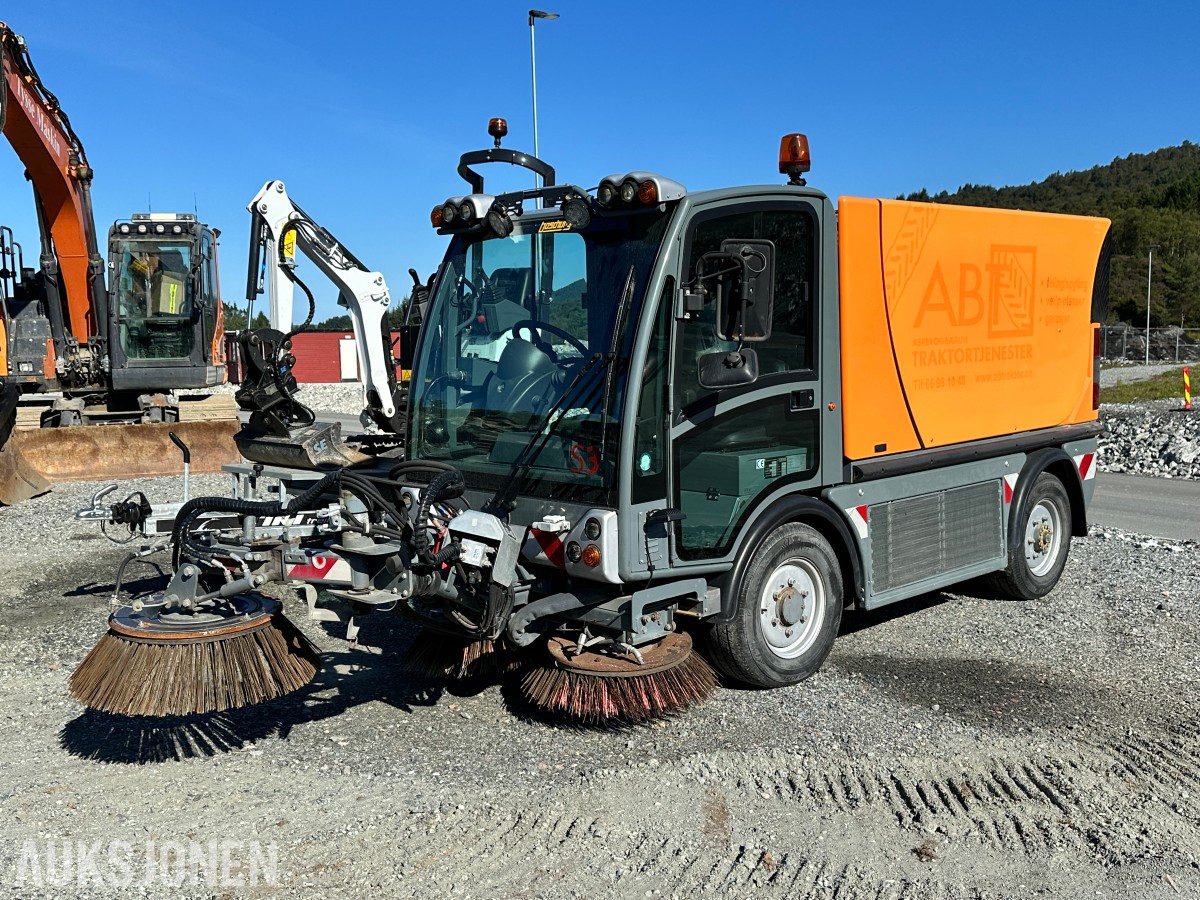 2010 Boschung S3 feie- og sugemaskin, Kun 1072 timer