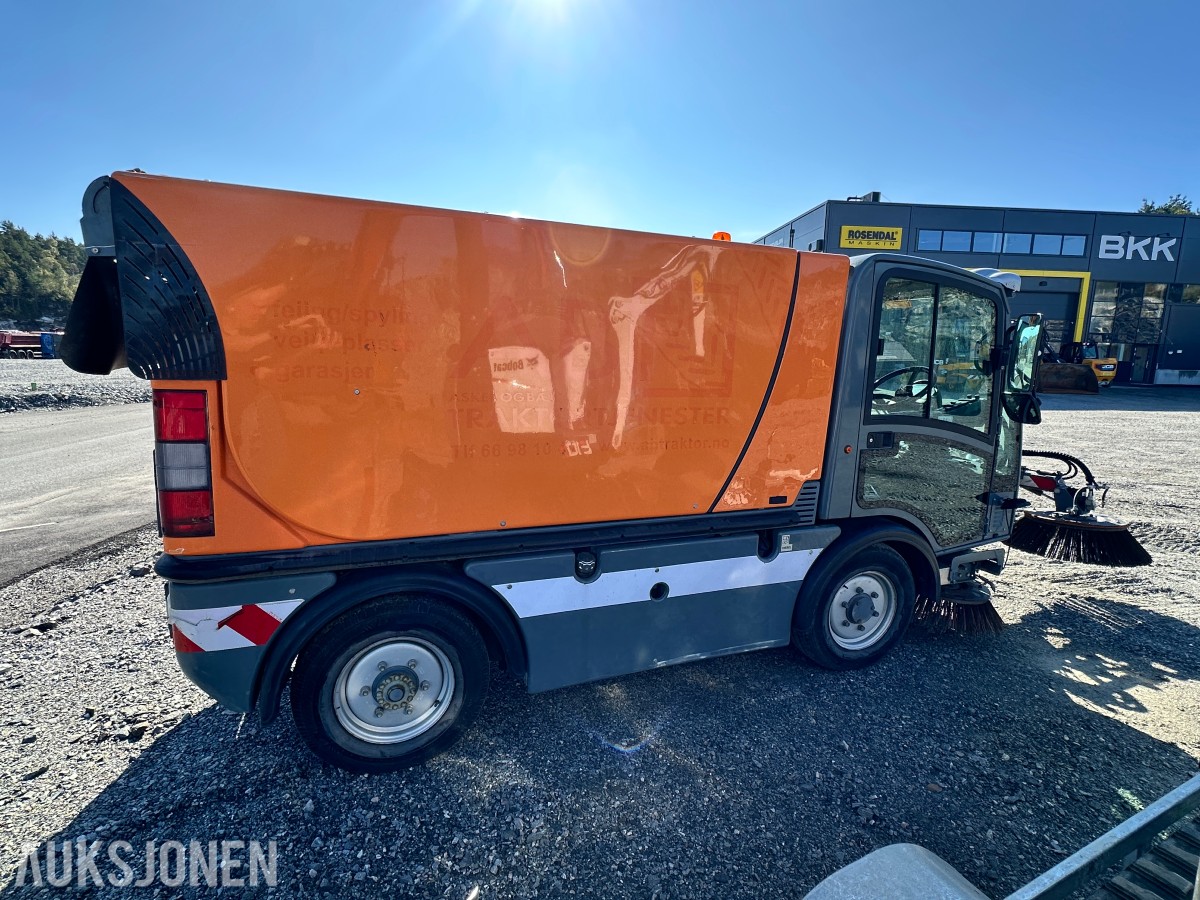 2010 Boschung S3 feie- og sugemaskin, Kun 1072 timer