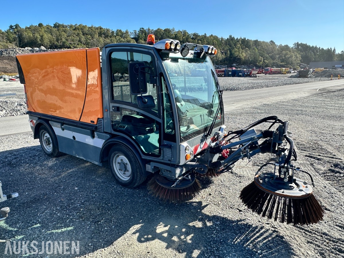 2010 Boschung S3 feie- og sugemaskin, Kun 1072 timer