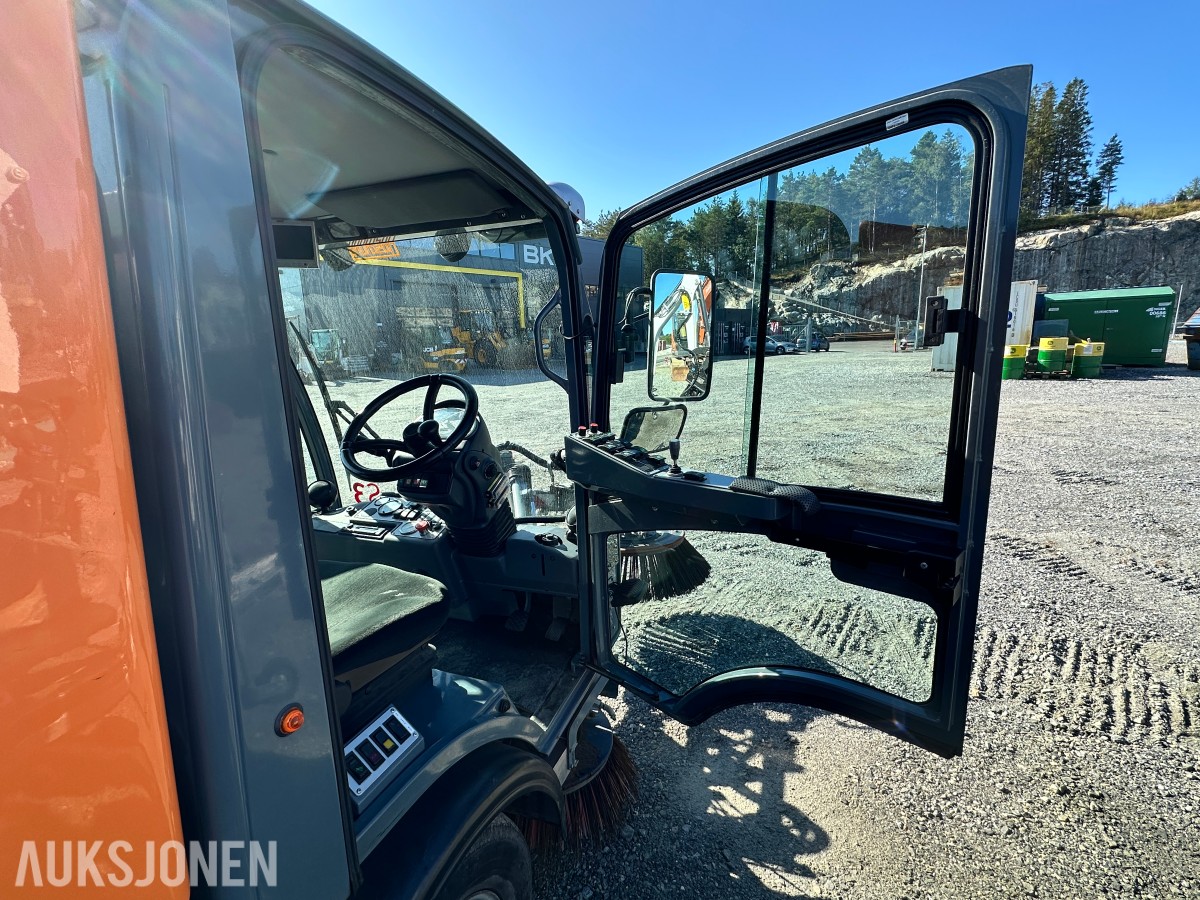 2010 Boschung S3 feie- og sugemaskin, Kun 1072 timer