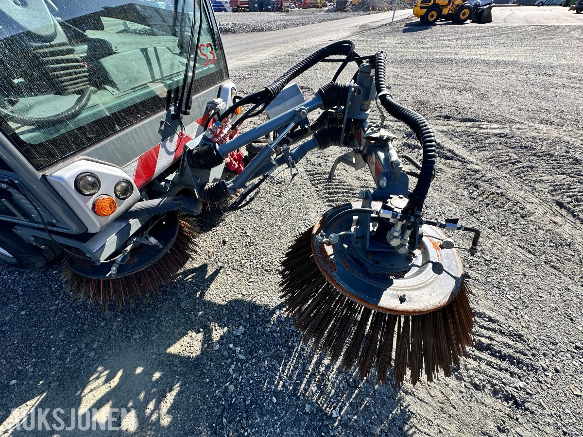 2010 Boschung S3 feie- og sugemaskin, Kun 1072 timer