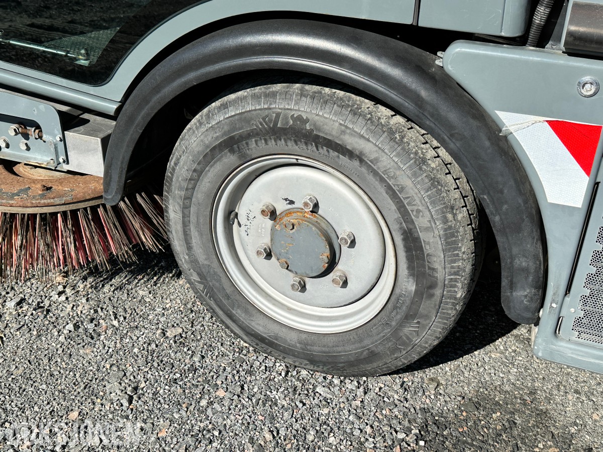 2010 Boschung S3 feie- og sugemaskin, Kun 1072 timer