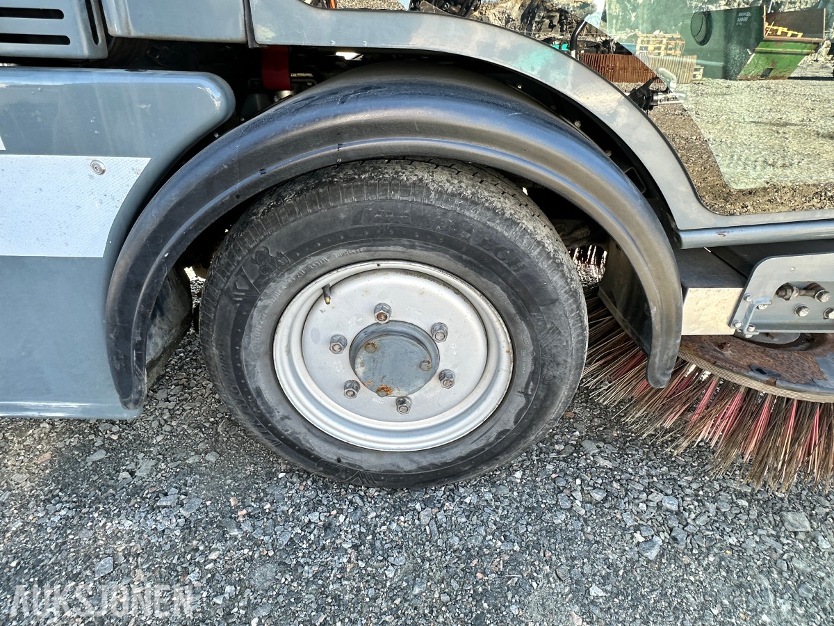 2010 Boschung S3 feie- og sugemaskin, Kun 1072 timer