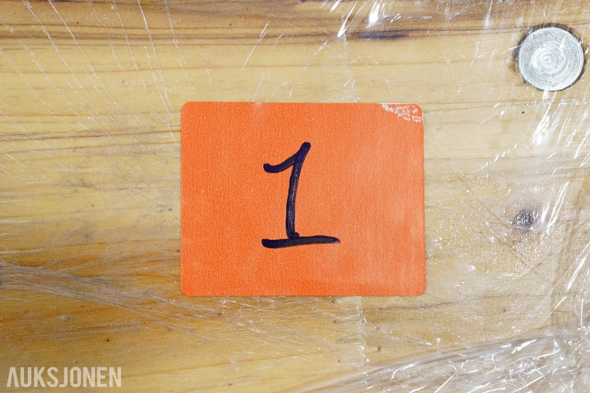 4 langbord, 6 benker og 12 klappstoler i tre