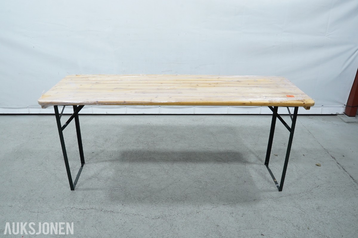 4 langbord, 6 benker og 12 klappstoler i tre