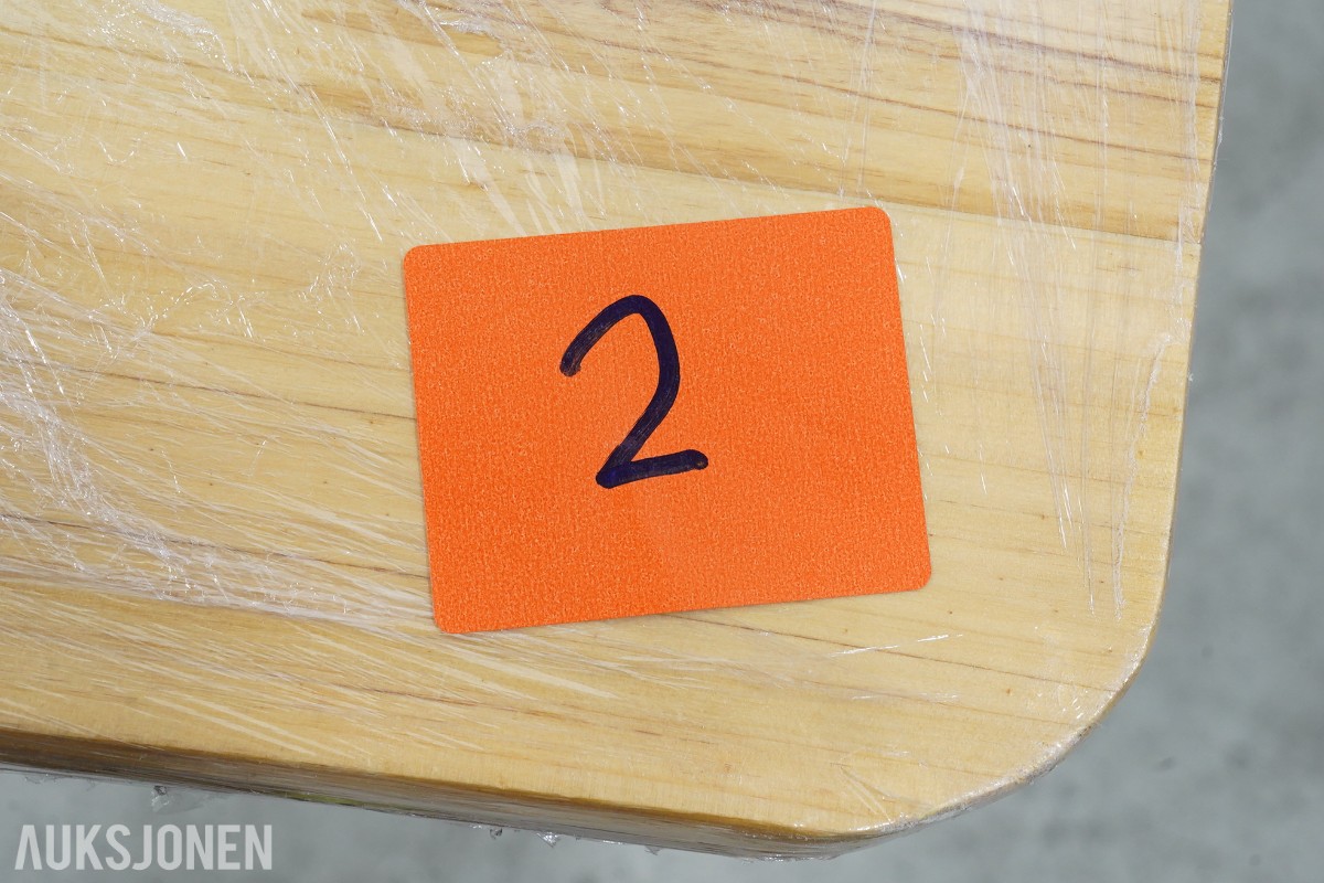 4 langbord, 6 benker og 12 klappstoler i tre