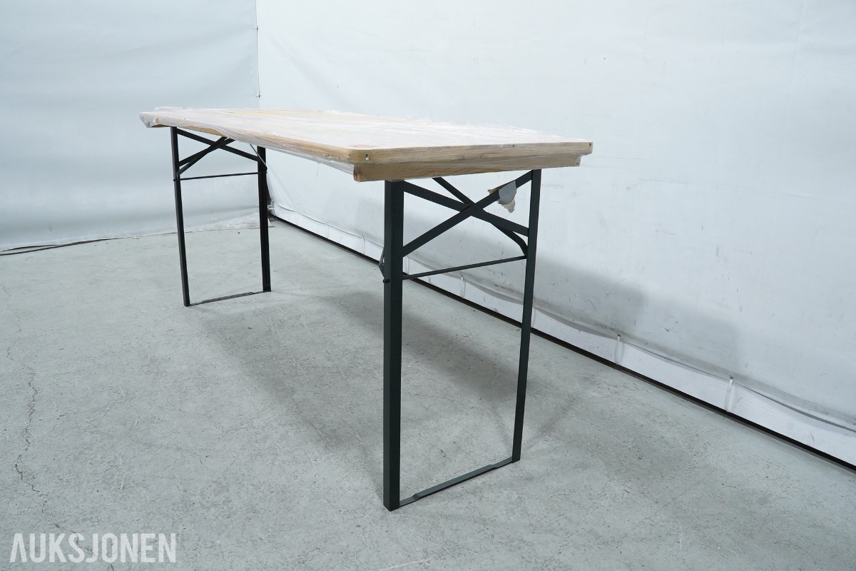 4 langbord, 6 benker og 12 klappstoler i tre