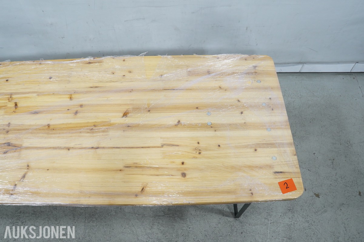 4 langbord, 6 benker og 12 klappstoler i tre