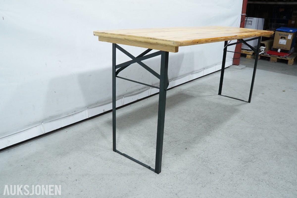 4 langbord, 6 benker og 12 klappstoler i tre