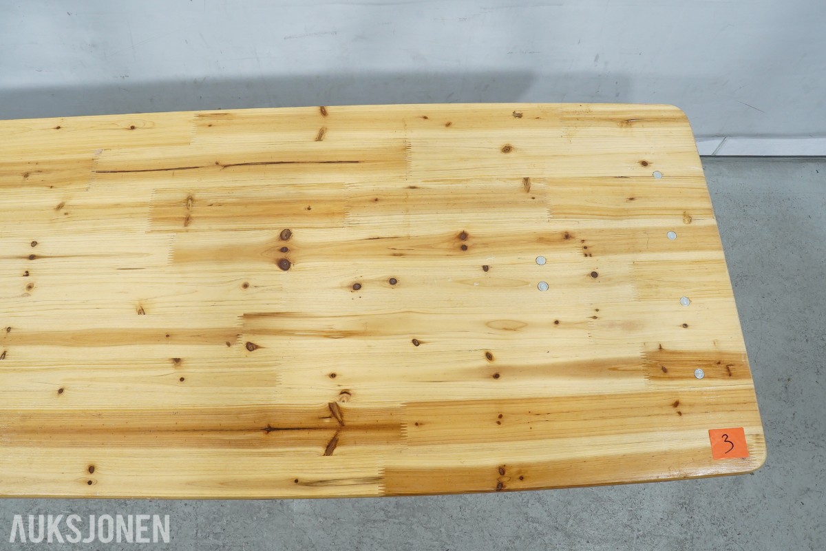 4 langbord, 6 benker og 12 klappstoler i tre