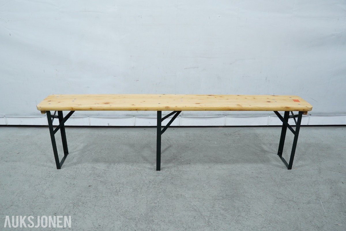 4 langbord, 6 benker og 12 klappstoler i tre