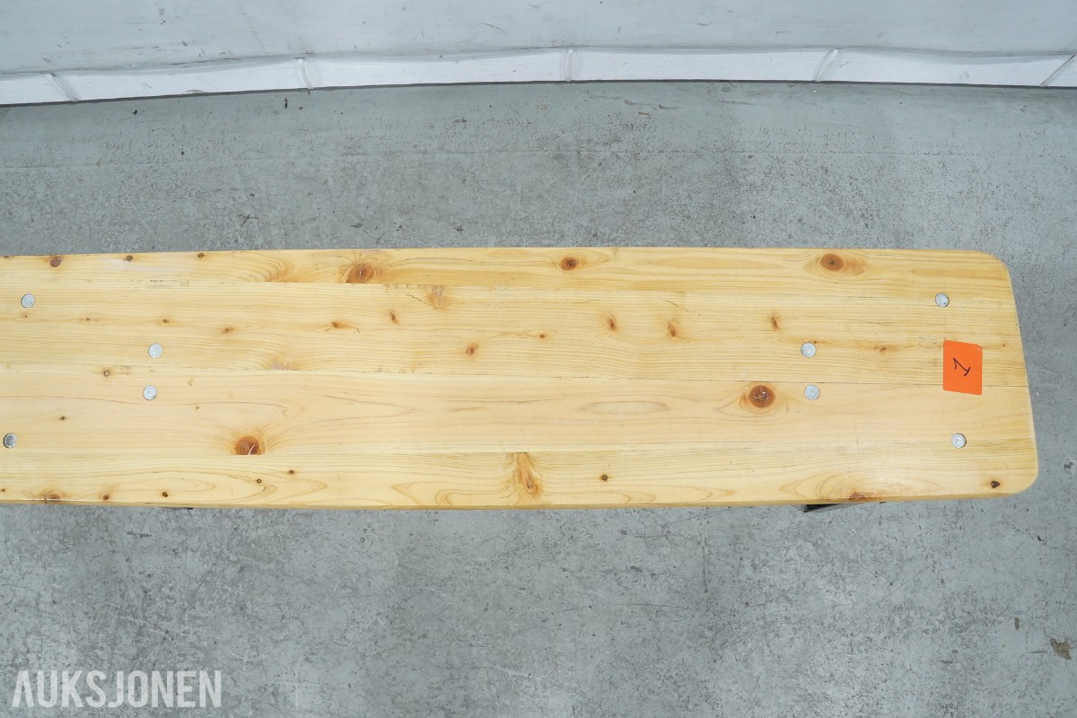4 langbord, 6 benker og 12 klappstoler i tre