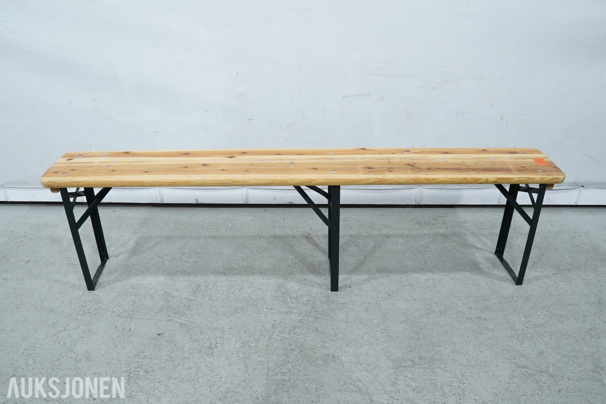 4 langbord, 6 benker og 12 klappstoler i tre