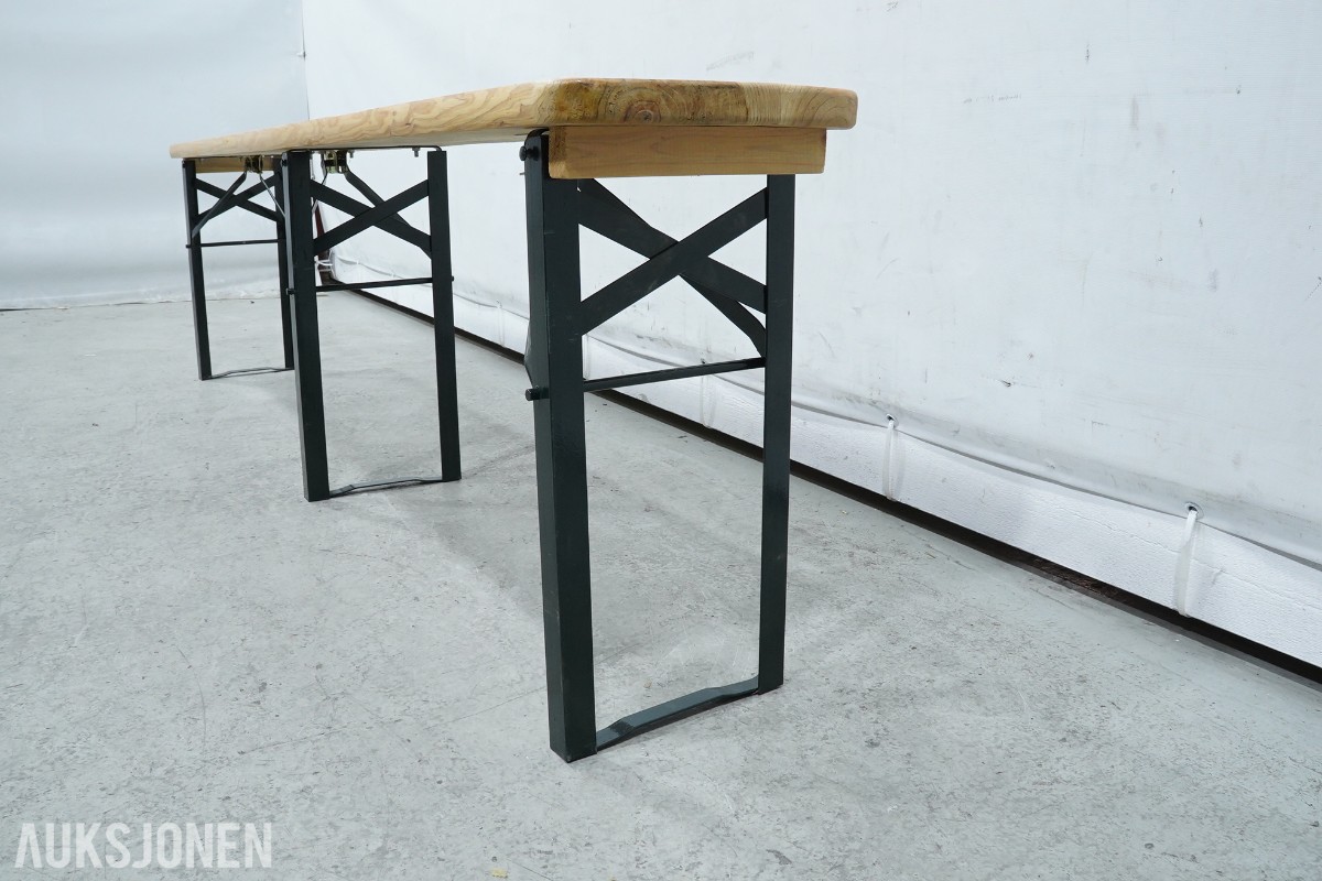 4 langbord, 6 benker og 12 klappstoler i tre
