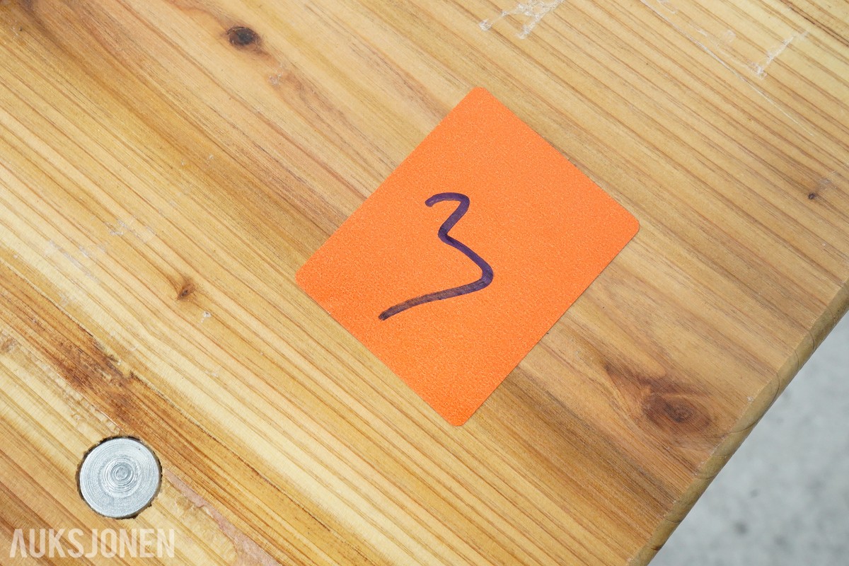 4 langbord, 6 benker og 12 klappstoler i tre