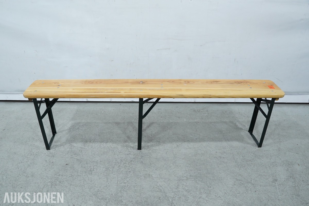 4 langbord, 6 benker og 12 klappstoler i tre