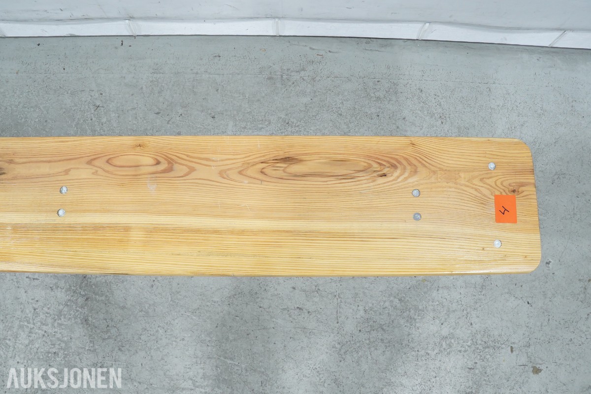 4 langbord, 6 benker og 12 klappstoler i tre