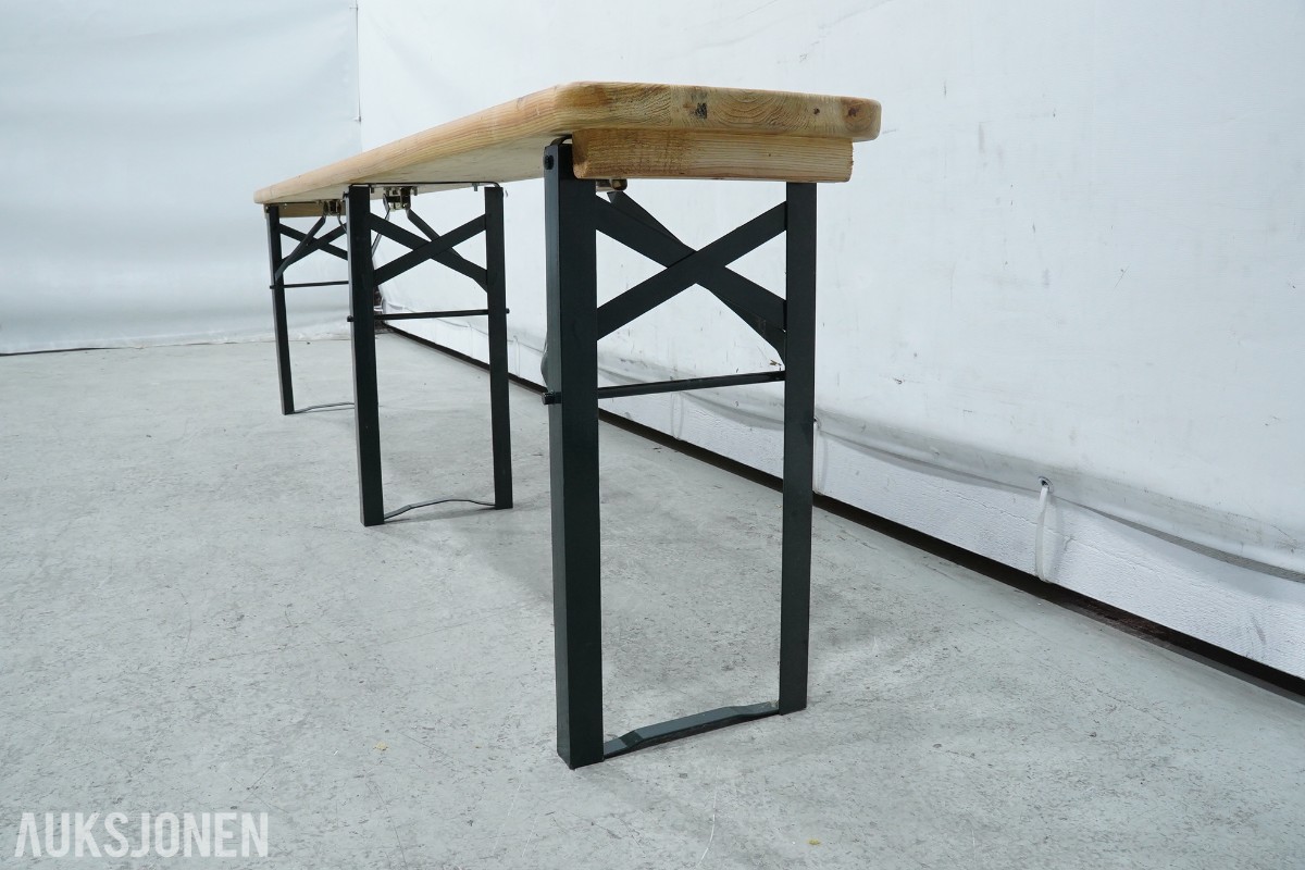 4 langbord, 6 benker og 12 klappstoler i tre