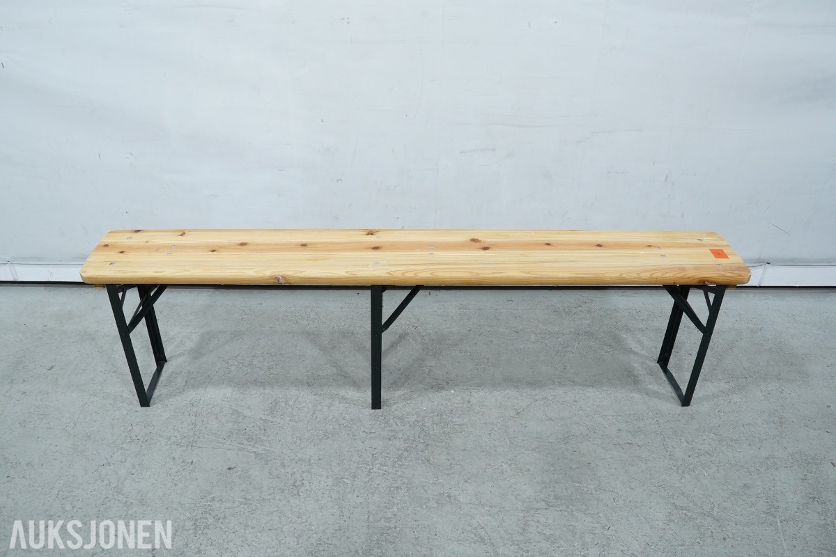 4 langbord, 6 benker og 12 klappstoler i tre