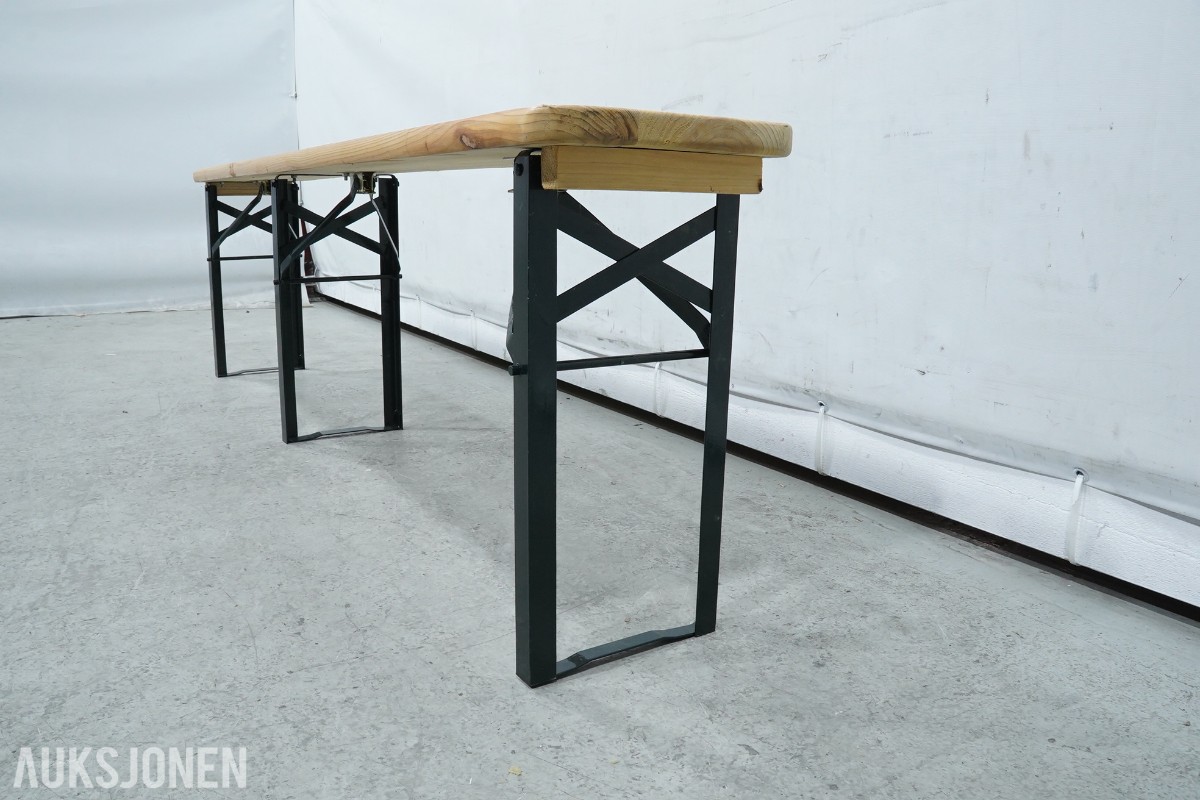 4 langbord, 6 benker og 12 klappstoler i tre