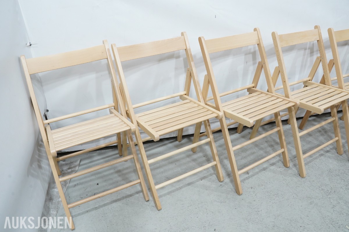 4 langbord, 6 benker og 12 klappstoler i tre
