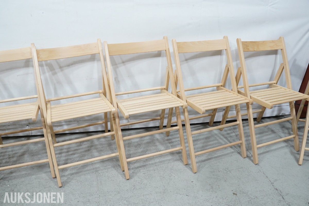4 langbord, 6 benker og 12 klappstoler i tre