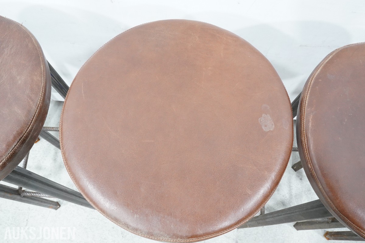 2 stk. Vega ståbord og 6 stk. barstoler