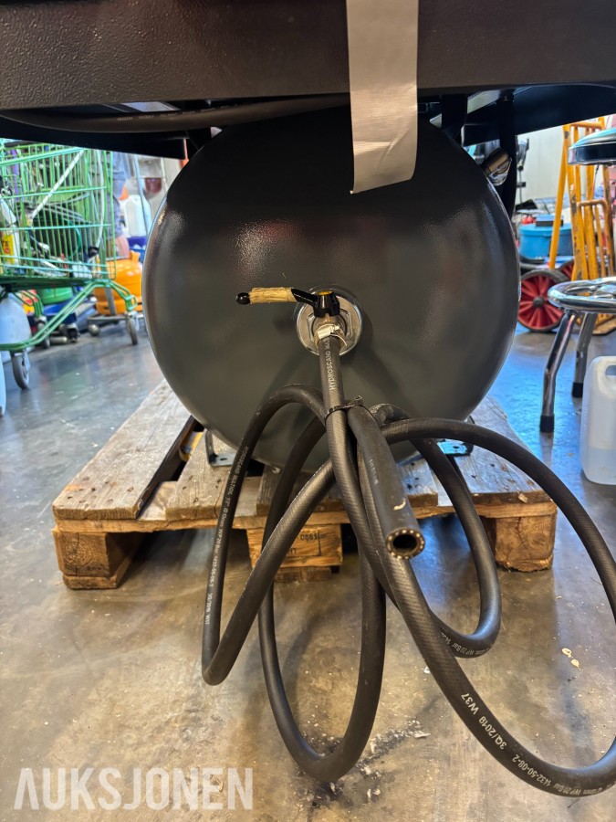 Atlas Copco LZ7-10 FF trykkluftanlegg med 270 liters tank og Atlas Copco FX3 kjøletørke.