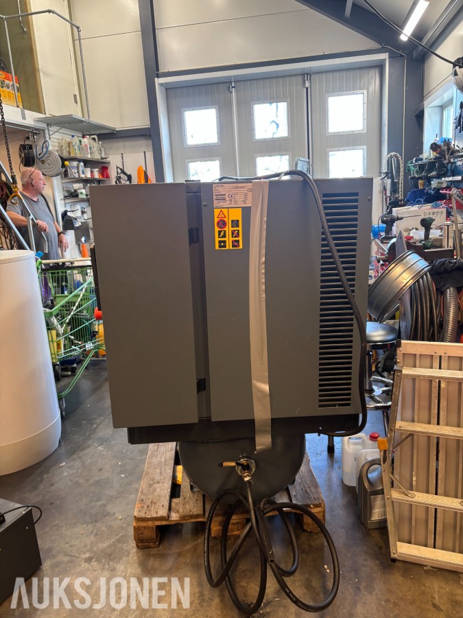 Atlas Copco LZ7-10 FF trykkluftanlegg med 270 liters tank og Atlas Copco FX3 kjøletørke.