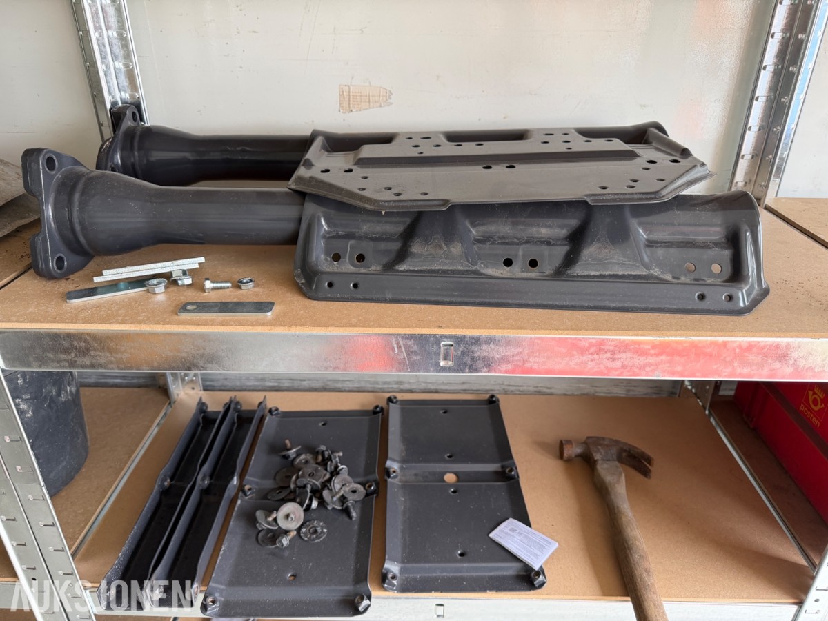 2 x Ubrukte skjermfester Scania