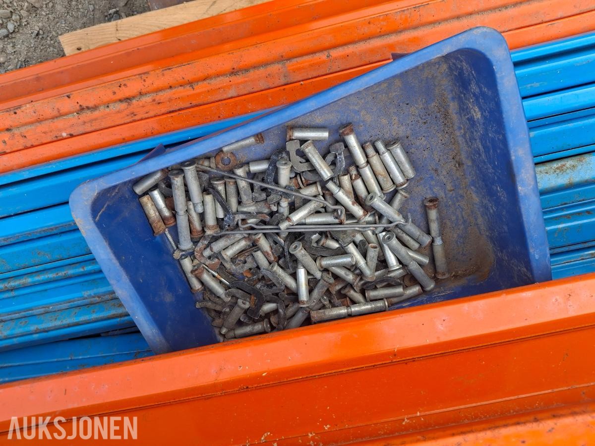 Pallereol med bjelker, søyler, fotpater og skruer
