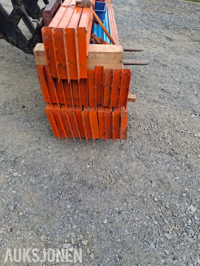 Pallereol med bjelker, søyler, fotpater og skruer