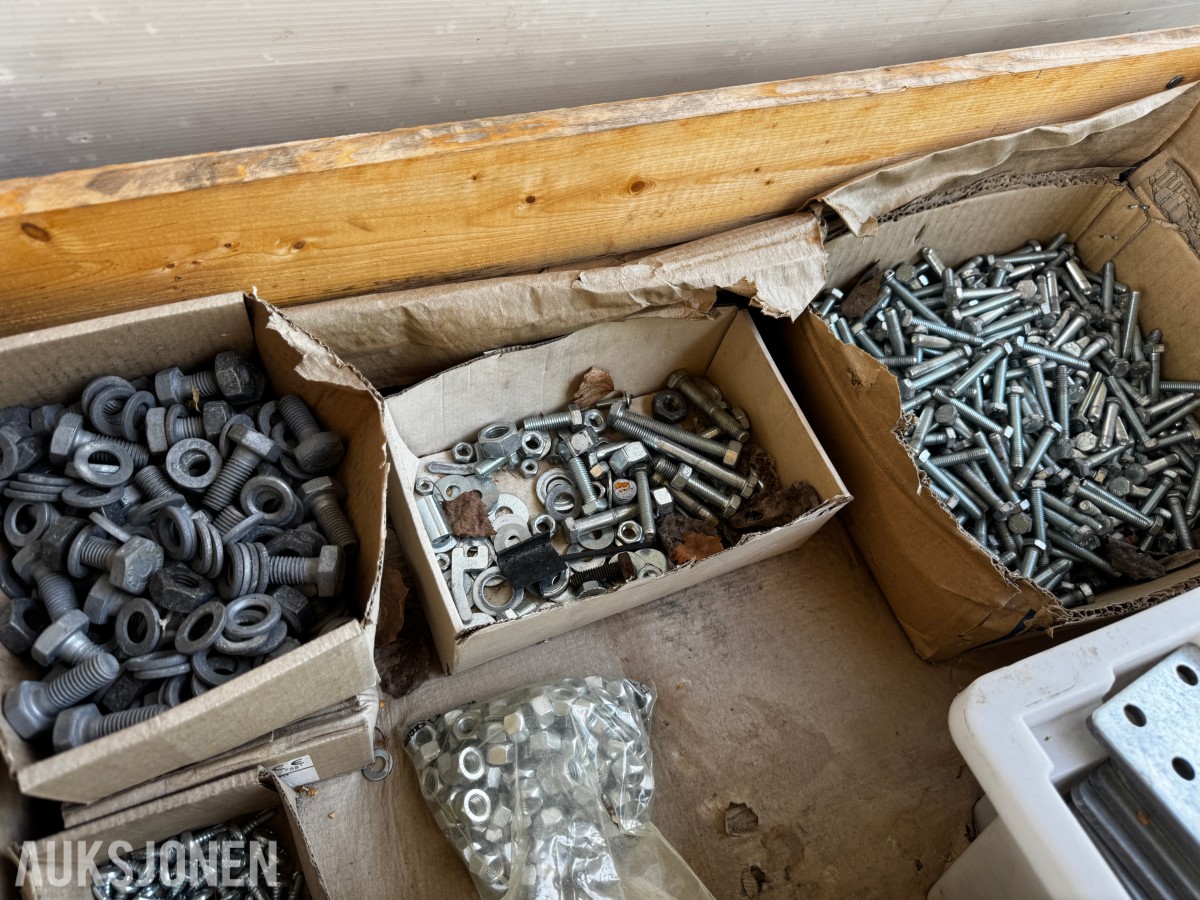 1 pall med masse skruer maskinskruer muttere og div