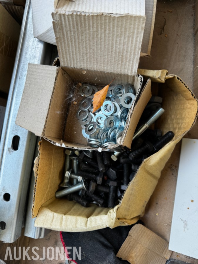 1 pall med masse skruer maskinskruer muttere og div