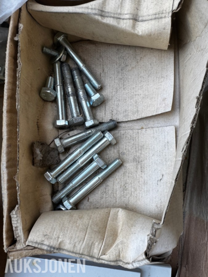 1 pall med masse skruer maskinskruer muttere og div