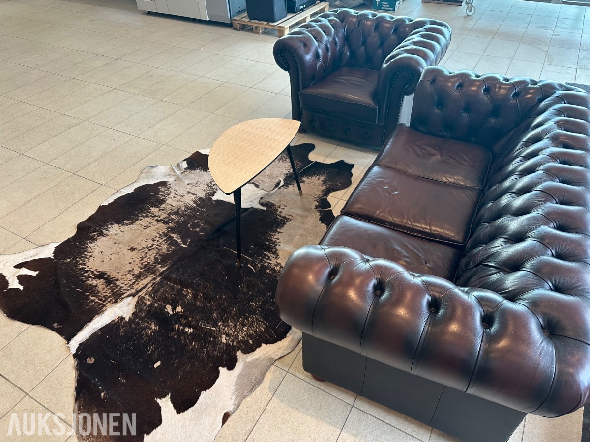 Chesterfield sittegruppe med bord og kuhudteppe